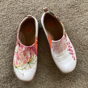 UIN Women's Floral Slip-On Sneakers - White and Pink